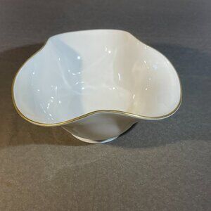 Lenox freedom 6 in wavy edge bowl with gold trim (116)